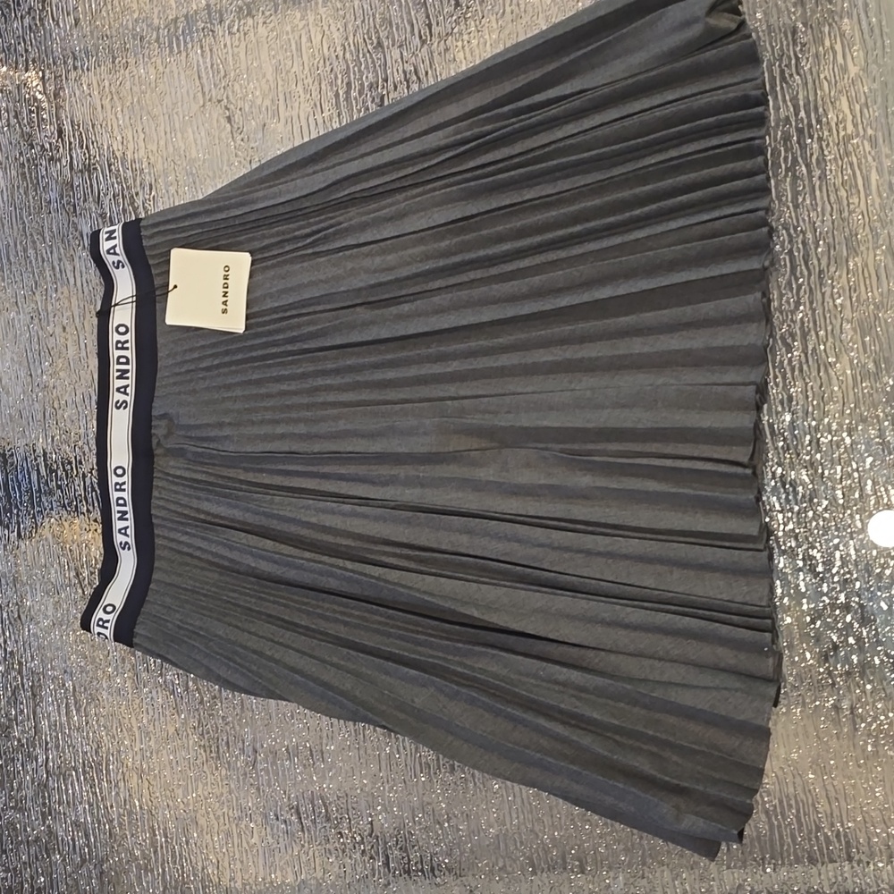 SANDRO ANTHRACITE PLEATED SKIRT.